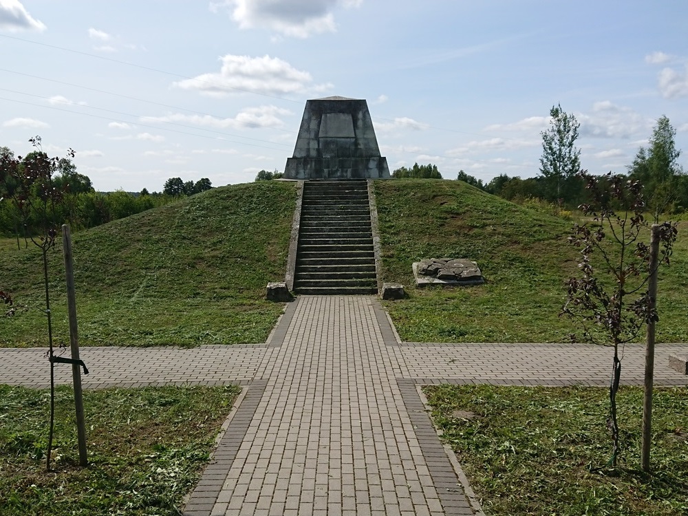 Vareļu Monument 