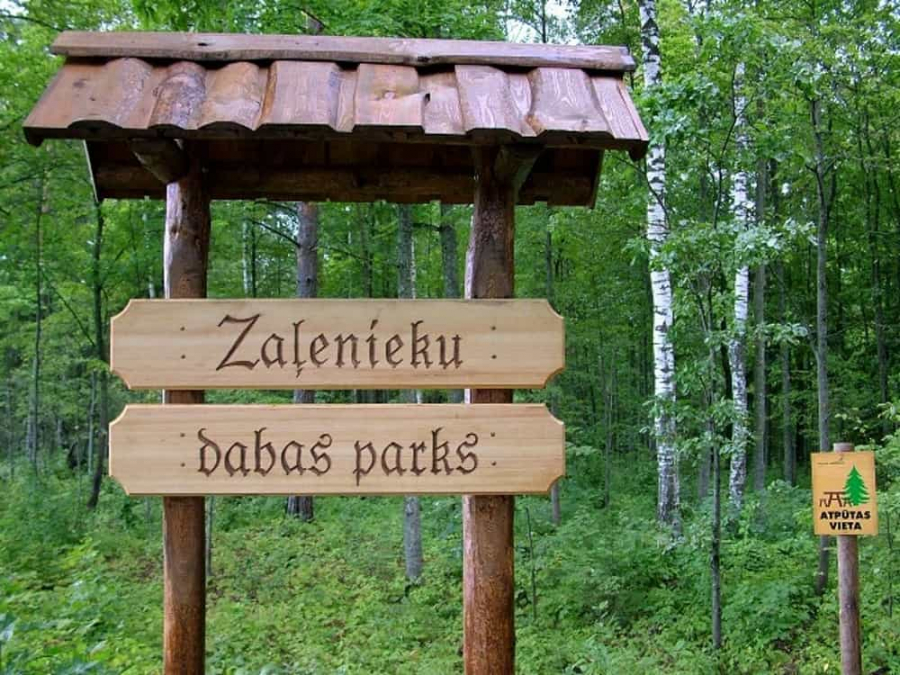 Zaļenieki (Zaļā) mõis ja park