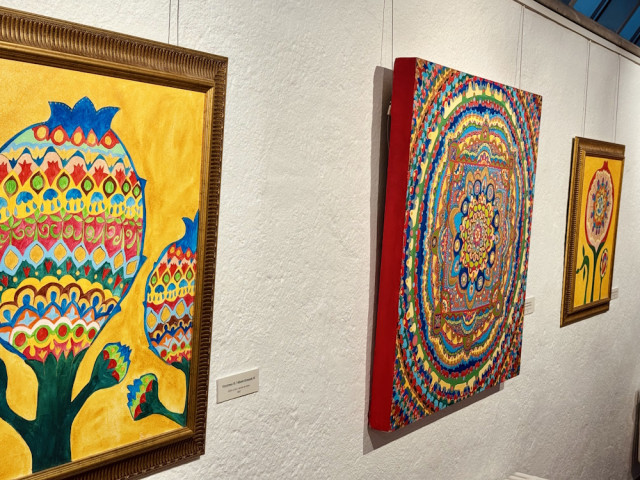 Tornī skatāma igauņu mākslinieces Pusa gleznu izstāde “Pasaules naba”