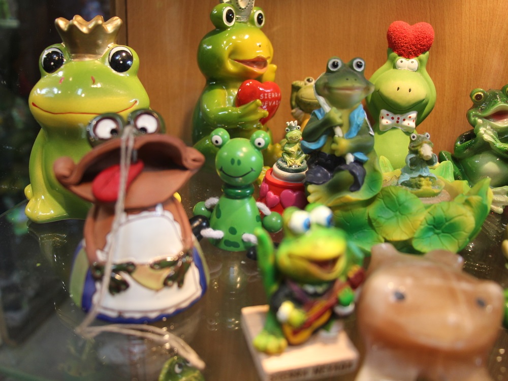 Souvenir – figurine collection Frog house 