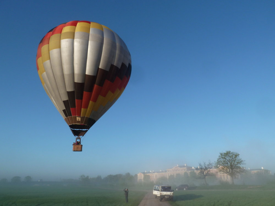Flight in an air balloon 